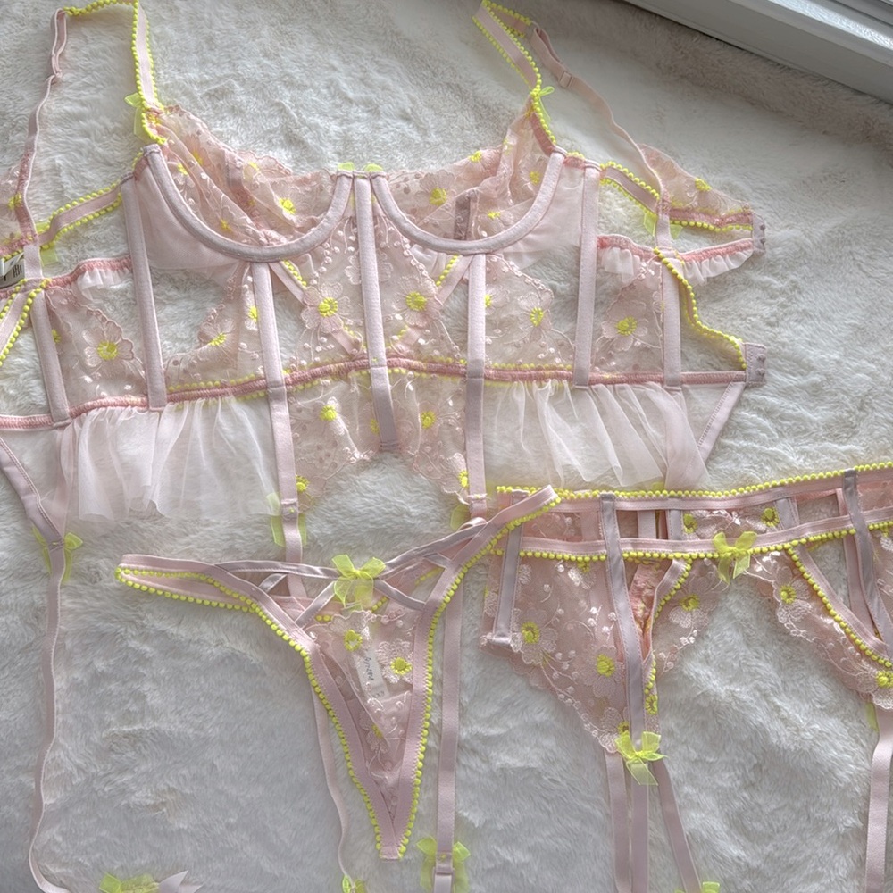 Gorgeous and delicate pink lingerie set!